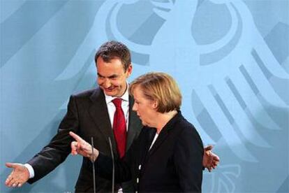 El presidente del Gobierno, José Luis Rodríguez Zapatero, y la canciller alemana, Angela Merkel, en Berlín.