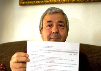 Antonio Calvo muestra los análisis del hospital de Viladecans que ha motivado la denuncia al Defensor del Pueblo.