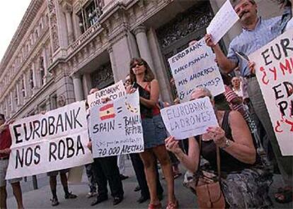 Un grupo de clientes de Eurobank ante el Banco de España en agosto de 2003.