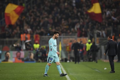 Messi abandona el estadio Olímpico de Roma cabizbajo tras la eliminación. 