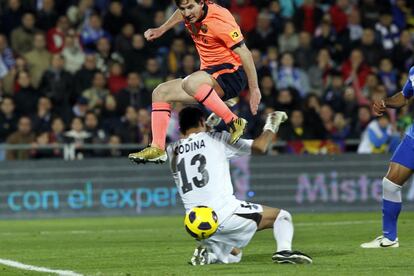 Messi salta sobre Codina, portero del Getafe, en una jugada del partido de La Liga que enfrentó a ambos equipos en el estadio Coliséum Alfonso Pérez, en 2010.