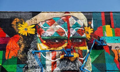 Pintores trabajan en un mural creado por el artista brasileño Eduardo Kobra con motivo de los Juegos Olímpicos Río 2016.