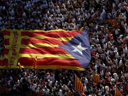 Manifestantes portan una estelada gigante en Barcelona en la Diada de 2015.