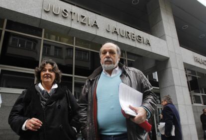 Consuelo Elosua, portavoz de Lur Maitea, y Pascual Alonso, presidente, ayer frente al juzgado.