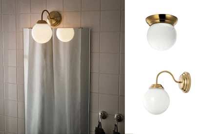 <p>El estilo ‘modern vintage’ de líneas nobles, sigue presente este año marcando la tendencia clave en cuestión de luminarias. Las lámparas más buscadas del 2019 veneran el dorado, las esferas níveas y apliques minimalistas o con cierto guiño a las farolas de antaño. Imprescindibles en pasillos, cocinas de nueva era y para iluminar cada mañana tu baño. En la imagen, lámpara de pared <a href="https://www.ikea.com/es/es/productos/iluminacion/iluminacion-bano/lillholmen-l%C3%A1mpara-de-pared-niquelado-blanco-art-50077469/" target="_blank">LILLHOLMEN </a>(16,99 €) en bronce, de<strong> IKEA</strong>.</p>