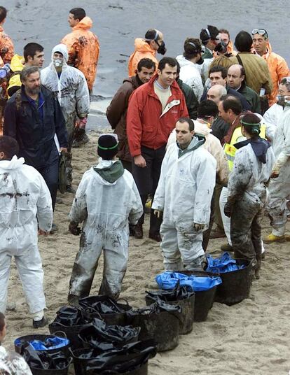 Don Felipe visita la isla gallega de Ons con motivo de la catástrofe ecológica provocada por el hundimiento del Prestige cargado de petróleo frente a la costa.