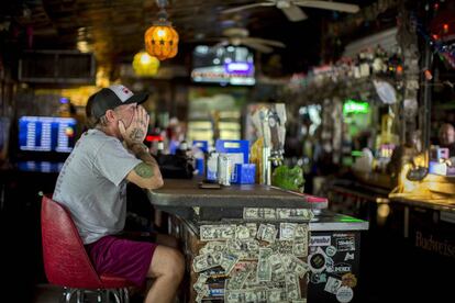 Andrew Parker observa la última hora en los medios sobre el huracán Dorian en un bar de Tybee Island, Georgia. Parker afirma que ha pasado por ocho huracanes en su vida como residente en la localidad.