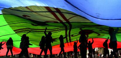 Un grupo de manifestantes enarbola una enorme bandera mapuche durante una protesta el pasado septiembre en la ciudad de Concepción.