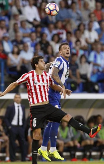 Joselu salta con San José minutos antes de sufrir la lesión.