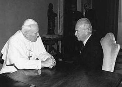 Juan Pablo II con el después asesinado primer ministro de Israel, Isaac Rabin, en su primera visita al Vaticano desde la firma de los acuerdos de paz con los palestinos. (1994)