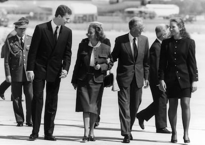 Los reyes de Bélgica llegan a Madrid para acudir al funeral de Estado de don Juan de Borbón, en abril de 1993.