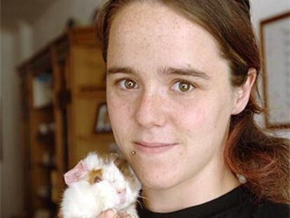 María de los Ángeles, con su mascota <b><i>Pedrito</b></i> en su casa de Benamaurel.