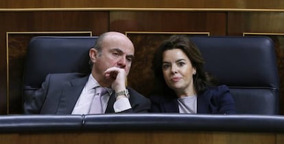Luis de Guindos y Soraya S&aacute;enz de Santamar&iacute;a en el Congreso.