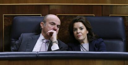 Luis de Guindos y Soraya Sáenz de Santamaría en el Congreso.