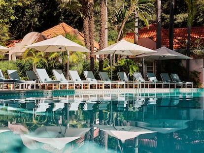 Mitad ‘resort’, mitad hotel, el hotel Bel Air, en Los Ángeles (Estados Unidos), está en el mítico Beverly Hills y atrae a una variedad de visitantes adinerados de todo el mundo. El precio por una noche se sitúa en los 995 dólares (893 euros).