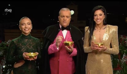 Ana Mena, Ramón García y Jennifer Hermoso durante las campanadas.