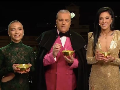 Ana Mena, Ramón García y Jennifer Hermoso durante las campanadas.