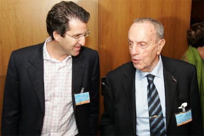 Fraga charla con su sucesor al frente del PP gallego, Alberto Núñez Feijoo, momentos antes del comienzo del congreso de su partido en Santiago.