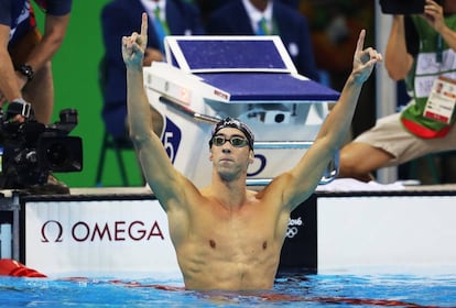 Phelps celebra el oro en el 200 mariposa.