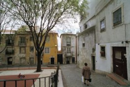 Puerta del Tejo Bar, a la derecha, en Beco do Vigário, Alfama (Lisboa).