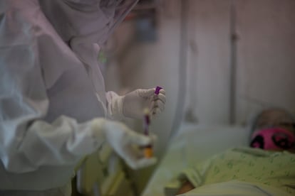 Una trabajadora de la salud atiende a una mujer en un hospital del Estado de Mxico, en mayo de 2020.