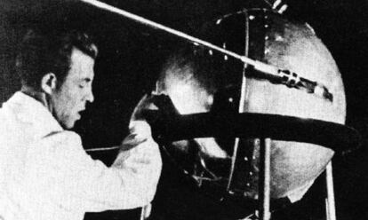 Un técnico da los últimos retoques al Sputnik, en una imagen de la NASA de 1957.