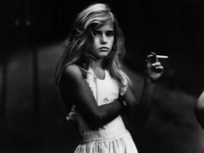 Candy Cigarette, fotograf&iacute;a realizada por Sally Mann. 