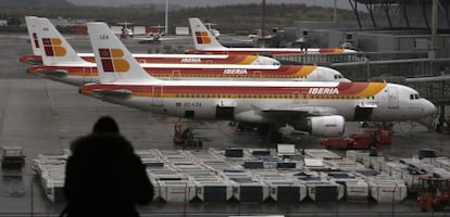 Un pasajero en la Terminal 4 de Barajas, en Madrid.