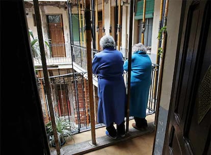 Vecinas de la corrala madrileña de la calle del Ventorrillo, víctimas de<i> mobbing</i> desde hace 11 meses.