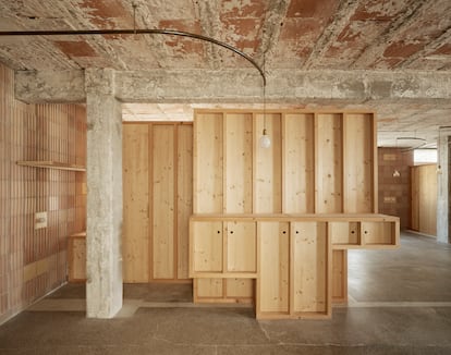 El techo se dejó desnudo, tal cual lo encontraron los arquitectos, mientras que el suelo es de hormigón pulido.