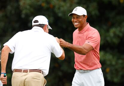 Tiger choca el puño con Olazabal.