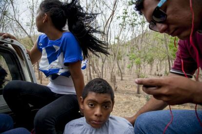 Los profesores y los alumnos que viven más alejados se van encontrando en una furgoneta sque les lleva a la escuela rural de Tortuga, en San Juan del Sur.