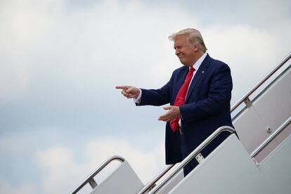 Donald Trump baixant de l'Air Force One.