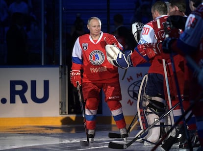 El presidente ruso, Vladímir Putin, en la presentación de los jugadores del equipo antes del partido de gala de la Liga de Hockey de Noche en el Shayba Olympic Arena en Sochi, Rusia.