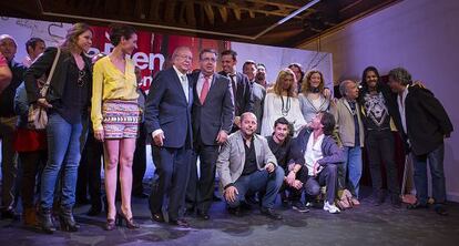 Algunos de los artistas y del equipo de la Bienal de Flamenco.