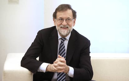 Rajoy está convencido de que es lo mismo hablar en catalán que en castellano, solo cambia el tonillo.