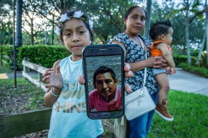 Janne muestra el miércoles la foto de su padre, preso en Texas, con su madre Buenaventura detrás sosteniendo a su bebé en Homestead.