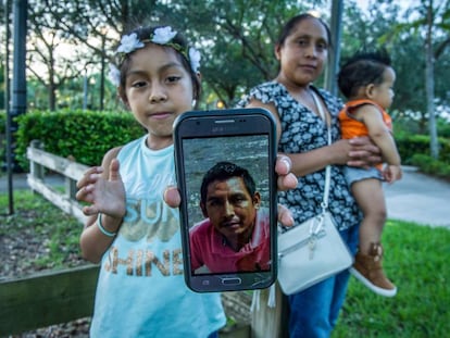 Janne mostra na quarta-feira a foto do pai, preso no Texas; atrás dela sua mãe, Buenaventura, carrega seu irmão em Homestead.