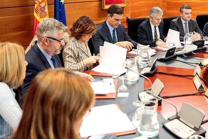 El presidente del Gobierno, Pedro Sánchez, preside este sábado en La Moncloa una reunión del comité de coordinación sobre la situación en Cataluña. Aunque no se esperan incidentes graves en la comunidad durante la jornada electoral, los independentistas han convococado numerosos actos de protesta en los días posteriores.