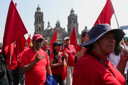 Sindicalistas mexicanos llegan al Zócalo de la Ciudad de México para conmemorar el Día Internacional de los Trabajadores, este 1 de mayo.