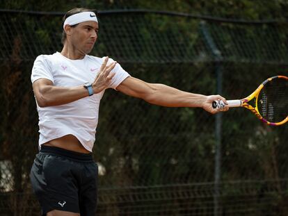 Rafael Nadal se entrena en el Club de Tenis de Barcelona durante los preparativos del Torneo Conde de Godo.