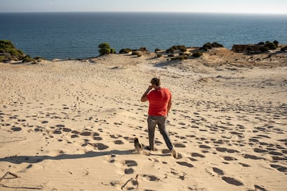 Luci Márquez, durante su paseo hasta los médanos próximos al poblado forestal de Mazagón, unos acantilados desde donde asomarse a la playa y al océano Atlántico.