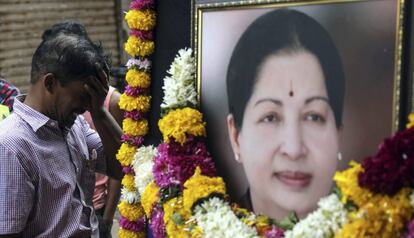 Ciudadanos indios lloran la pérdida de la popular política india y jefa del Gobierno del Estado de Tamil Nadu, Jayalalithaa Jayaram.