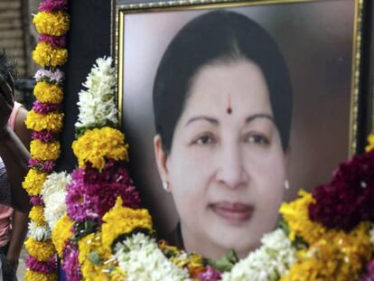 Ciudadanos indios lloran la p&eacute;rdida de la popular pol&iacute;tica india y jefa del Gobierno del Estado de Tamil Nadu, Jayalalithaa Jayaram.