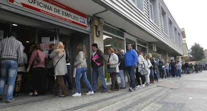 Una cola de parados a la puerta de la oficina de empleo en Santa Eugenia (Vallecas, Madrid)