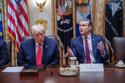El secretario de Defensa, Pete Hegseth, este martes junto al presidente de Estados Unidos, Donald Trump, en una reunión de gabinete