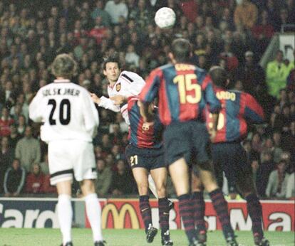 Giggs remata para marcar el primer gol de su equipo en Old Trafford, en un partido de Liga de Campeones contra el Barcelona de 1998 que acabó en empate a tres. Ese año el Manchester ganó la competición, ampliando el palmarés de Giggs, quien ha ganado 33 competiciones: 12 veces la Premier, dos Ligas de Campeones, cuatro FA Cup y una Intercontinental, entre otros trofeos.