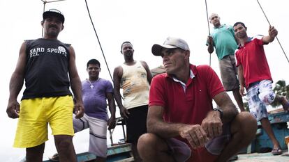 Da esquerda para a direita, os pescadores: Jairo Messias Marques dos Santos, José Eronides de Jesus, Marco Antônio Batista dos Santos, Aéliton Barreto (agachado), Cristiano Marques dos Santos e Adailton Ferreira da Conceição. 