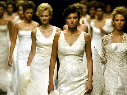 Desfile en la Pasarela Gaudí de la firma Pronovias, que ya tiene un 70% de su actividad en el exterior.