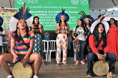 Mujeres de diferentes etnias de la Amazonia Brasilera hacen un canto de agradecimiento a la Madre Tierra en el Campamento Tierra Libre en la capital brasilera. Uno de los lemas de esta edición de la mobilización es 'mujerizar e indigenizar' Brasil.